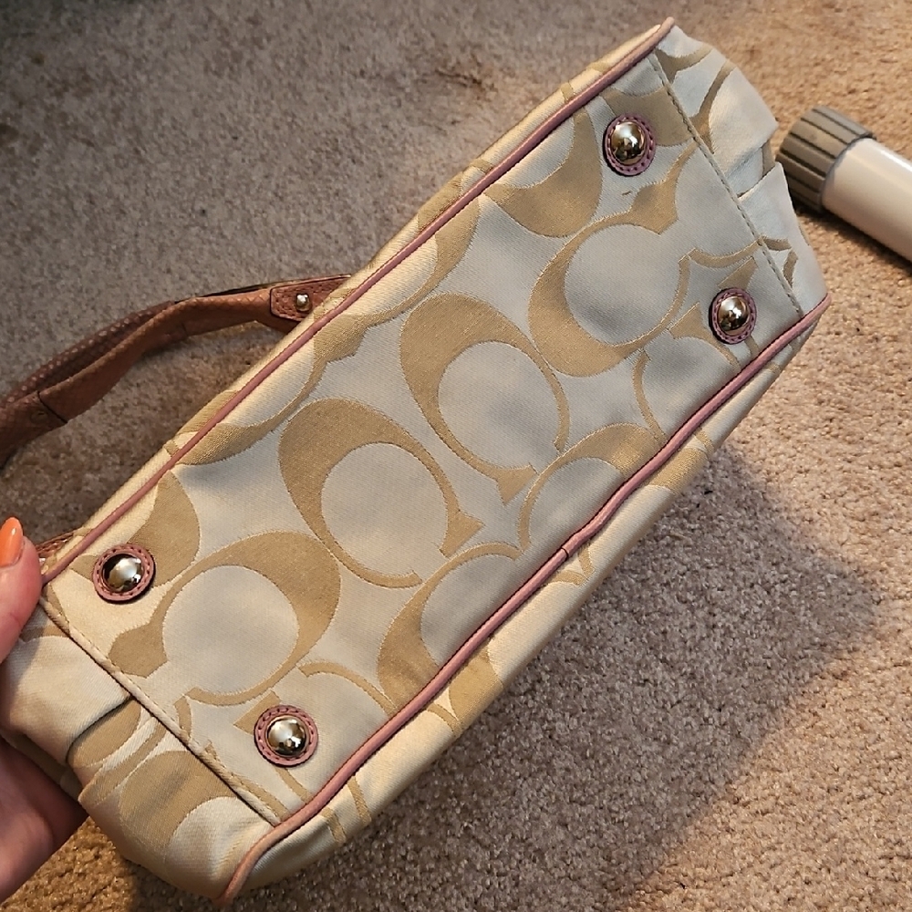 Vintage Coach Beige Canvas Shoulder Bag with Pink Trim - Picture 3 of 6